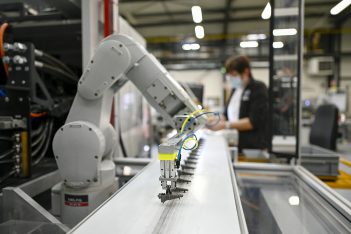 Injection MIM déchargement robotisé